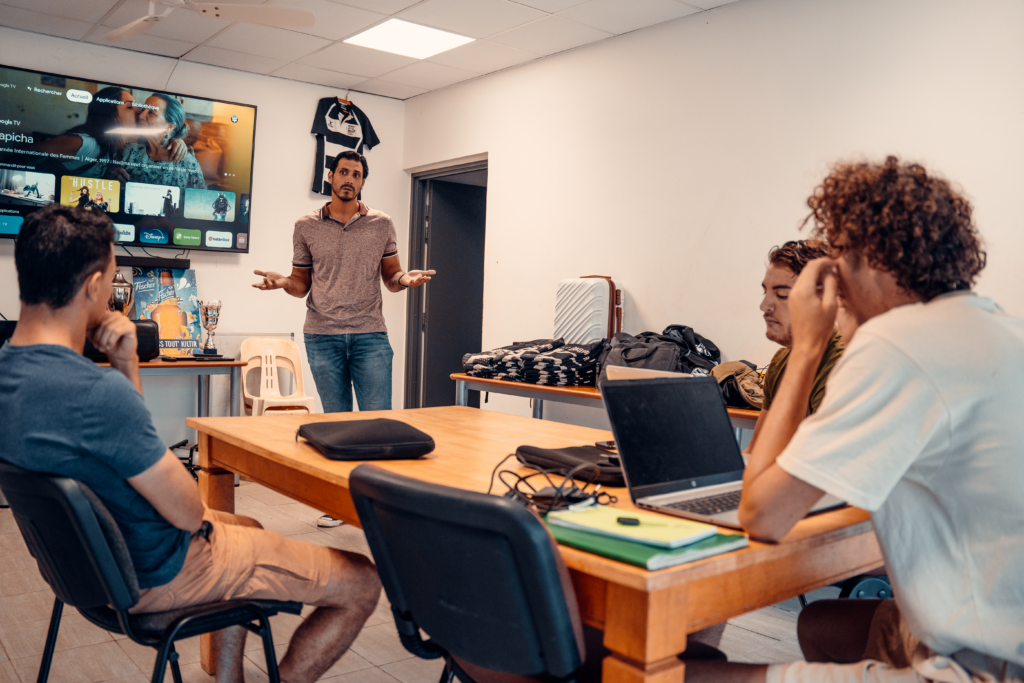 Poste clé de la performance des entreprises, le commercial peut tirer son épingle du jeu côté rémunération avec les bonnes compétences et les bonnes soft skills. A l'issue de cette formation, le stagiaire maîtrisera  les techniques de vente.